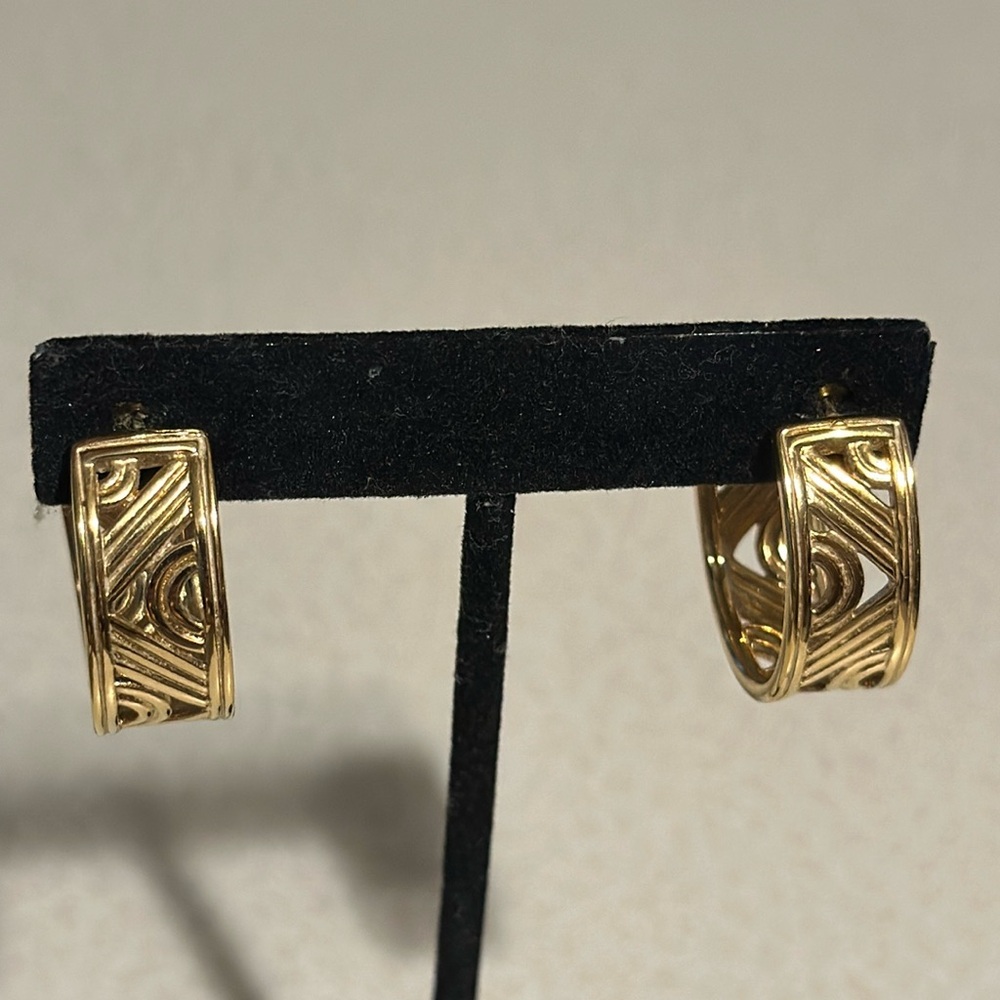 Pretty Monet gold tone Lacey 3/4 hoop earrings (746)